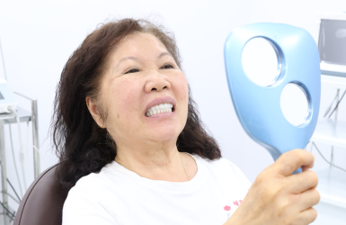 Khách Hàng Cô Nhị Thực Hiện Thành Công Răng Sứ Thẩm Mỹ