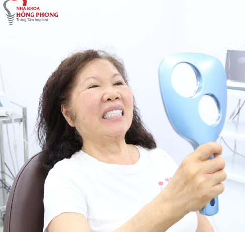 Khách Hàng Cô Nhị Thực Hiện Thành Công Răng Sứ Thẩm Mỹ