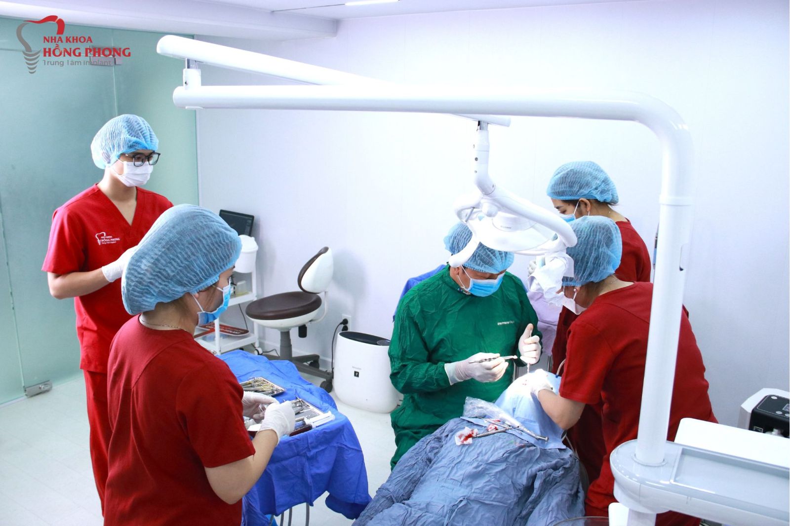 Nguyễn Phú Quý Thực Hiện Thành Công Cấy Ghép Implant