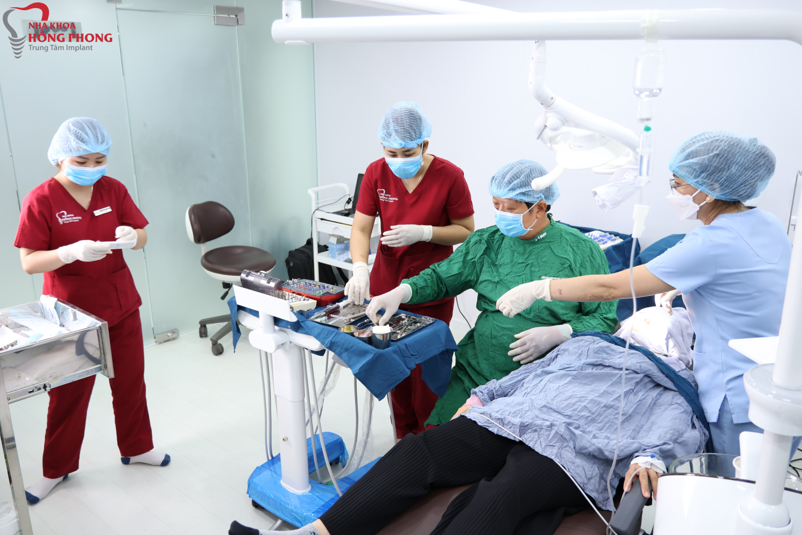 Phùng Xuân Hạnh Thực Hiện Thành Công Cấy Ghép Implant
