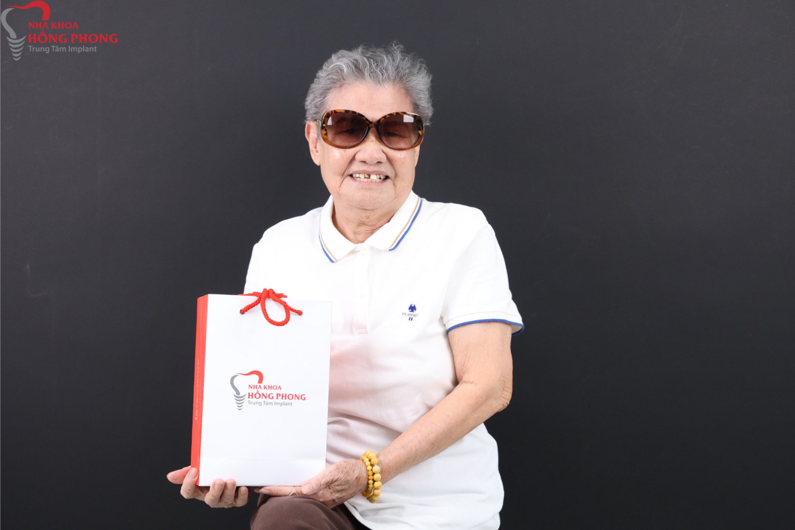 Hình ảnh Cô trước khi trồng răng implant