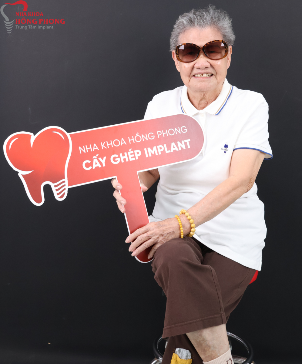 Hình ảnh Cô trước khi trồng răng implant
